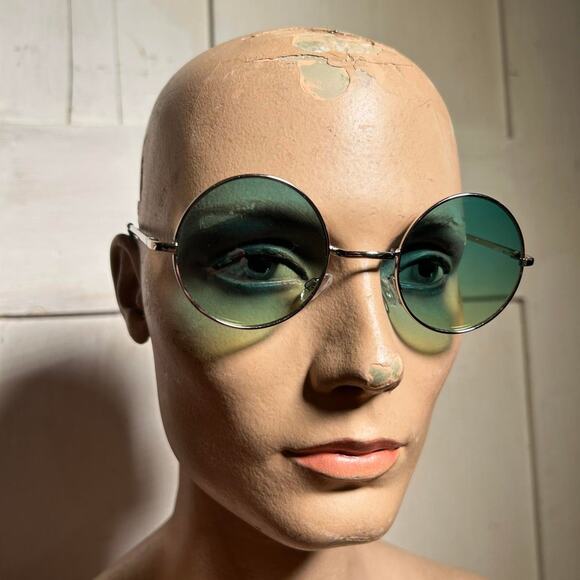 Striking emerald green circle lense - Picture 2 of 3